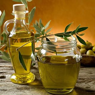 Navaoliva aceite de oliva en recipientes de vidrio